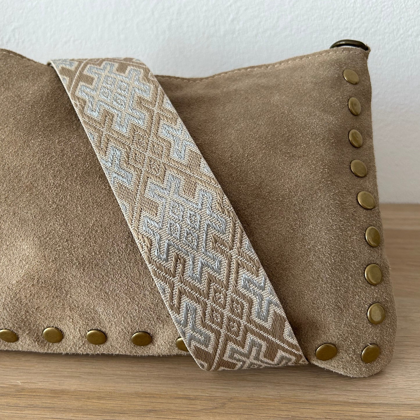 Bolso bandolera beige con tachuelas personalizado