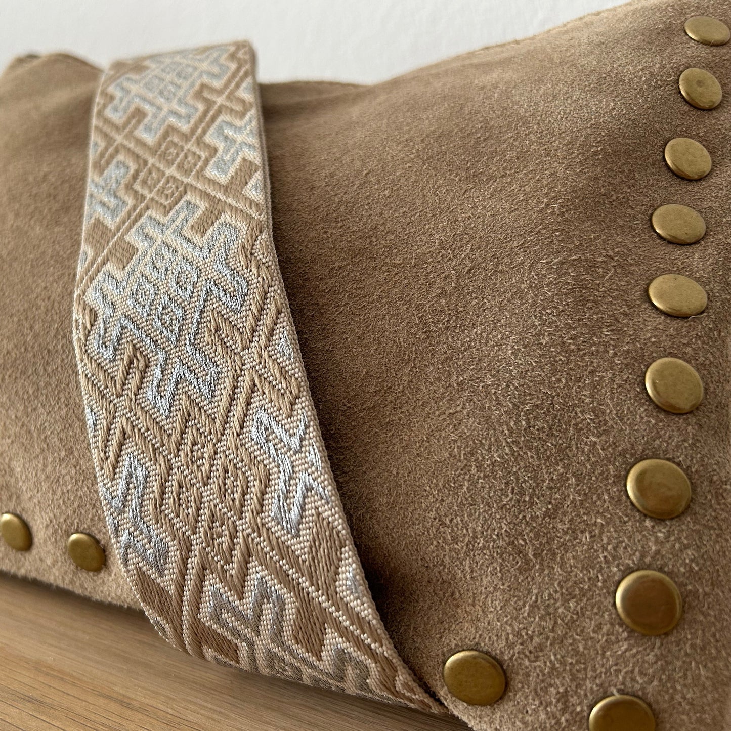 Bolso bandolera beige con tachuelas personalizado