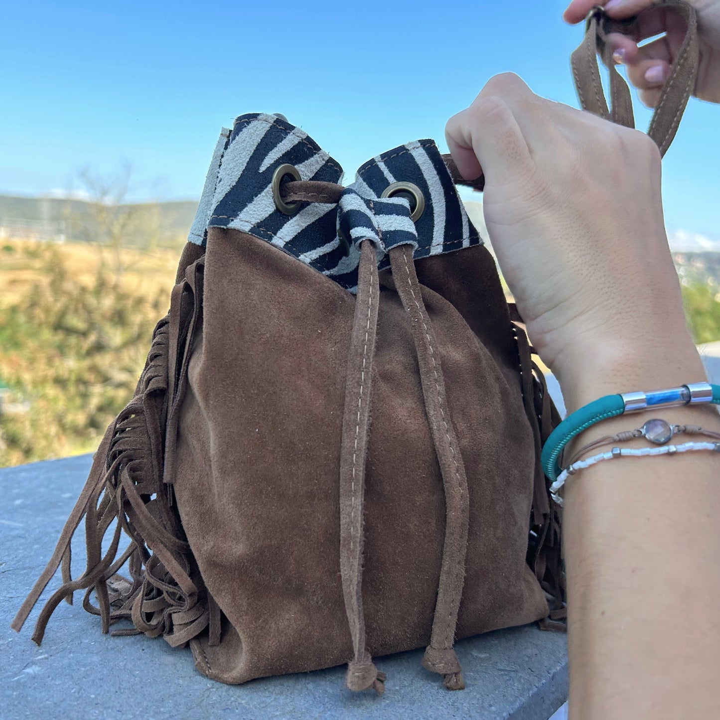 Bolso bombonera marrón y cebra con flecos personalizado