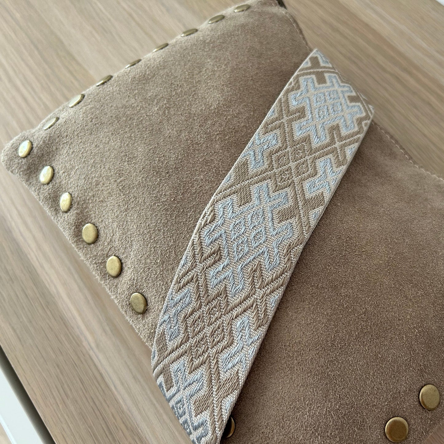 Bolso bandolera beige con tachuelas personalizado