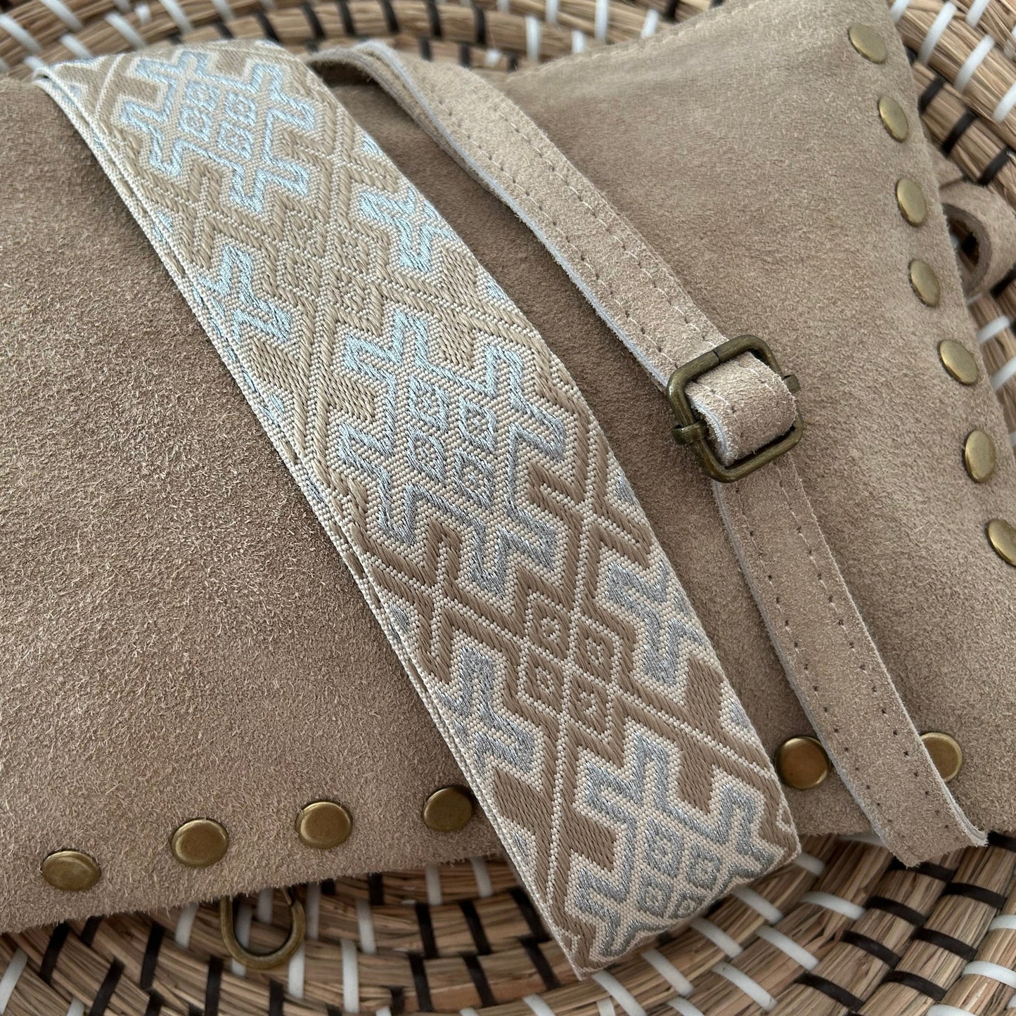 Bolso bandolera beige con tachuelas personalizado