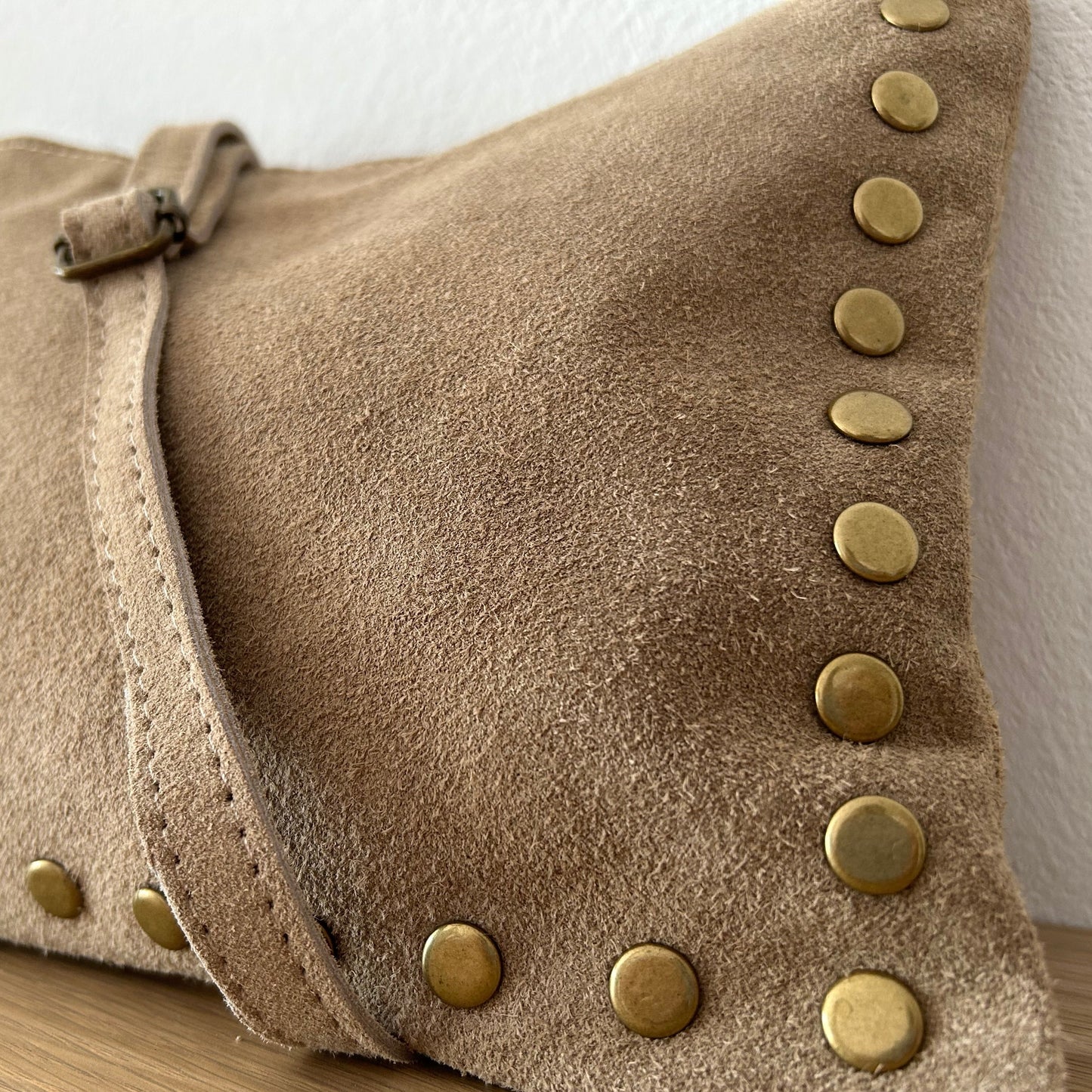 Bolso bandolera beige con tachuelas personalizado