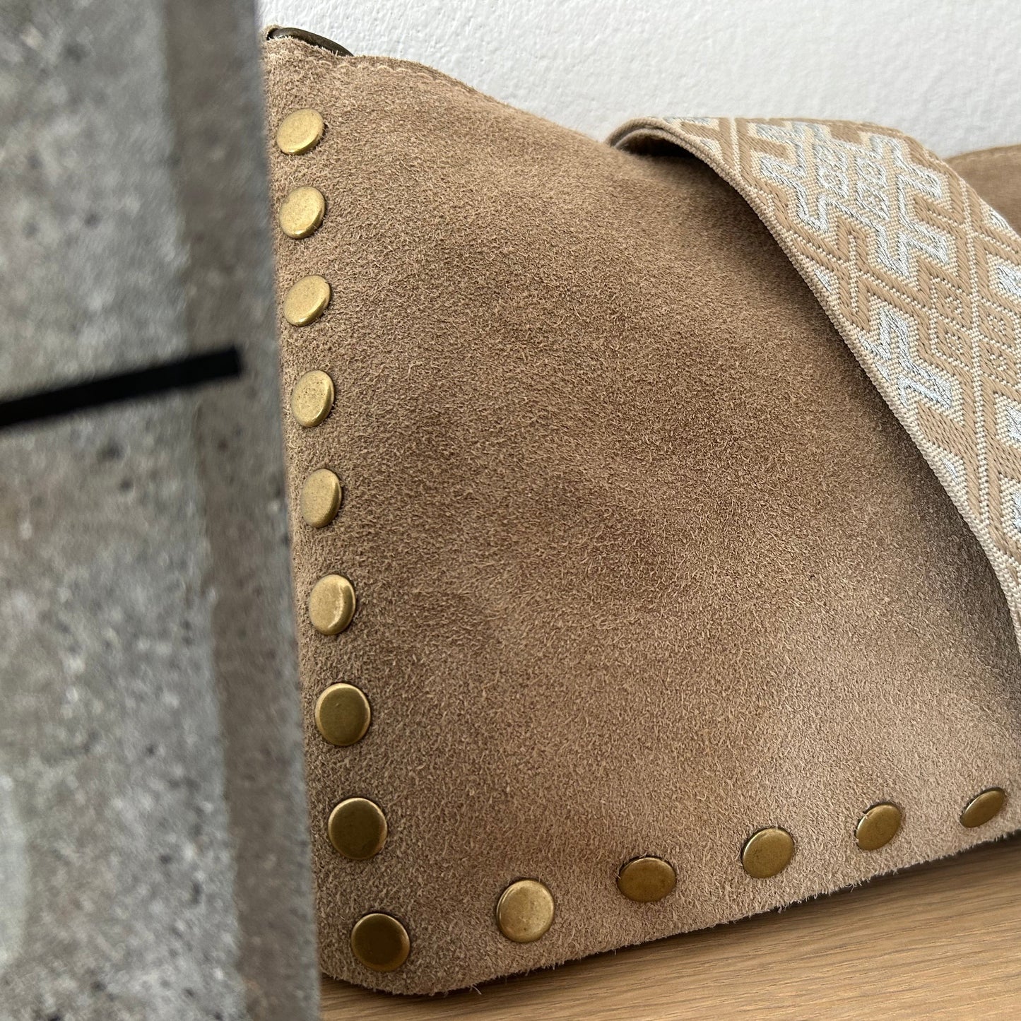 Bolso bandolera beige con tachuelas personalizado