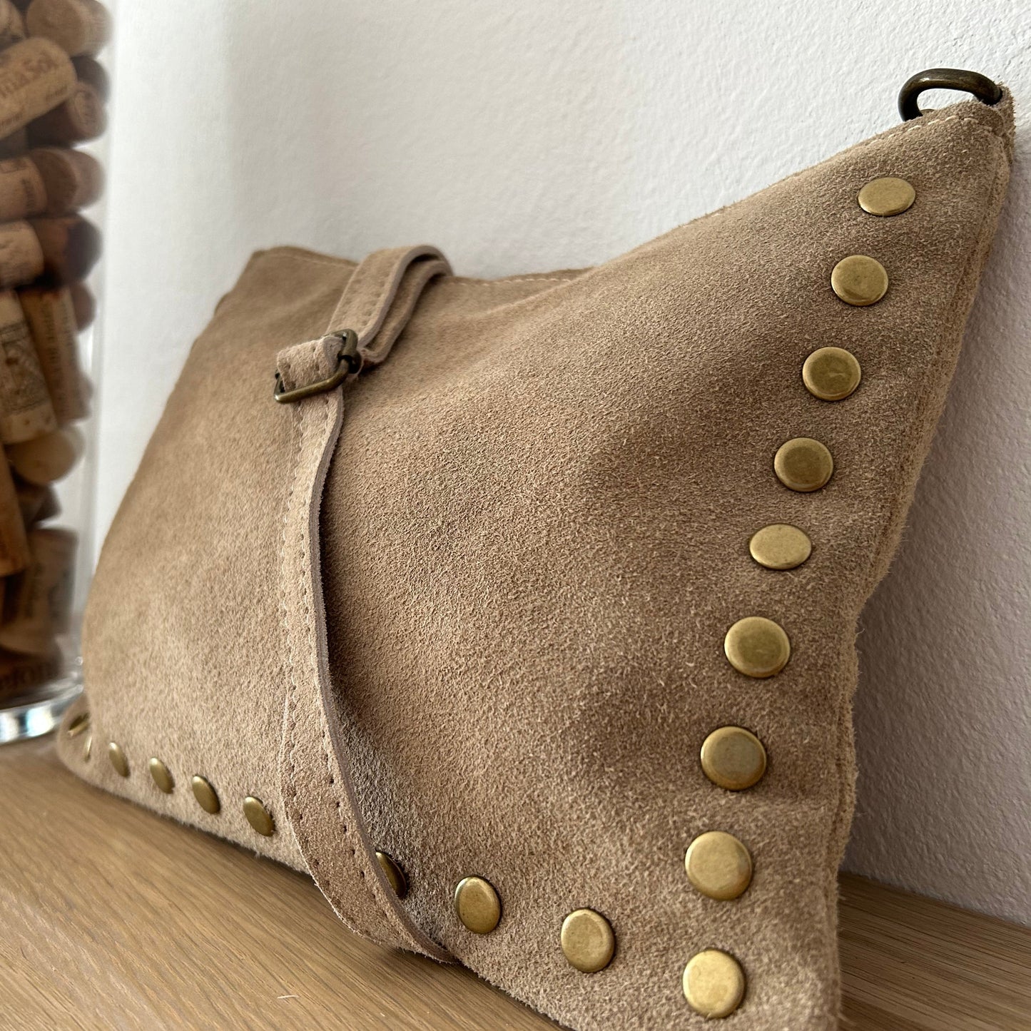 Bolso bandolera beige con tachuelas personalizado